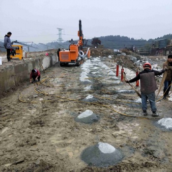 小型硬石頭脹裂巖石開采設(shè)備