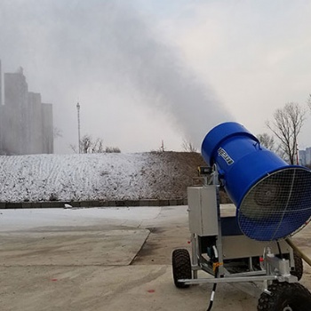 造雪機與滑雪設備共同打造滑雪場