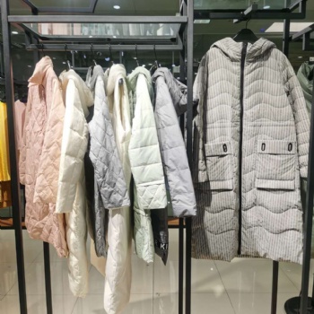 女裝羽絨服批發(fā)廠家【肯帕】20冬成熟女裝品牌折扣走份快手抖音羽絨服直播爆款