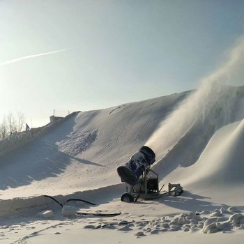 選擇造雪機廠家兩個要素