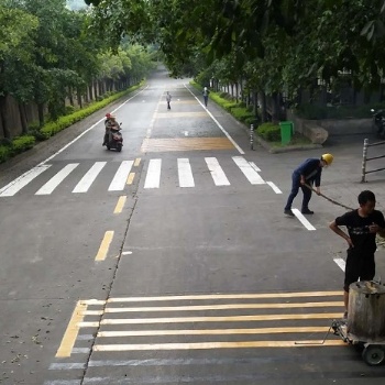 道路上車道縱向減速標線施工