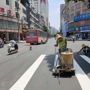 廣西道路交通路口標(biāo)線公司施工隊(duì)