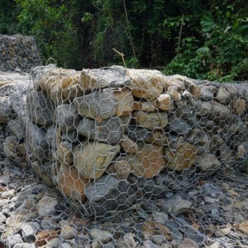 鉛絲石籠廠家 鉛絲石籠機(jī)械化生產(chǎn)廠家