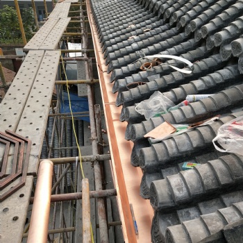 新農(nóng)村住宅屋面接水天溝方形雨水管安裝